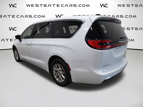 Used 2024 Chrysler Pacifica Touring-L image 5