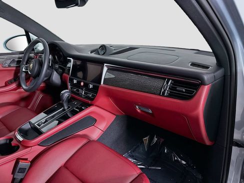 Certified 2025 Porsche Macan AWD/4WD image 31