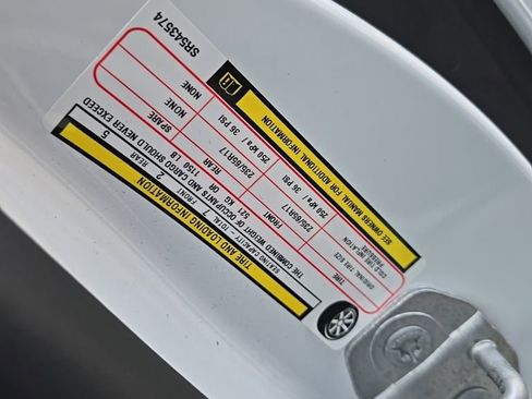 Used 2025 Chrysler Pacifica Select FWD image 10