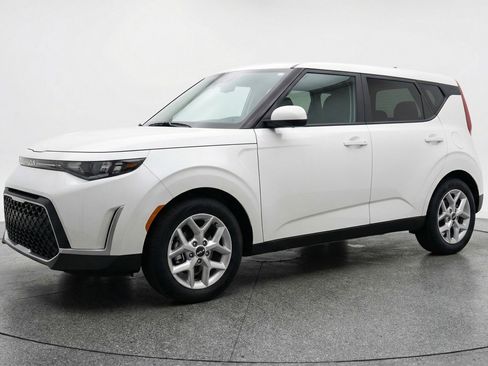 Used 2025 Kia Soul LX w/ LX Technology Package FWD image 3