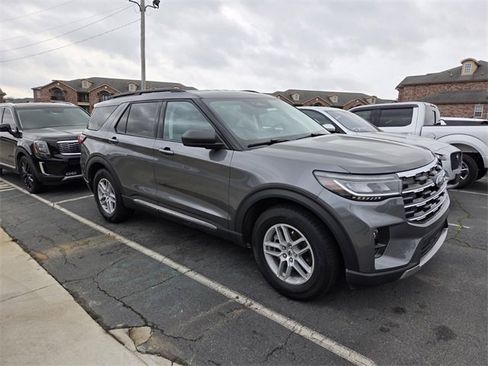 Certified 2025 Ford Explorer Active w/ Active Comfort Package image 3