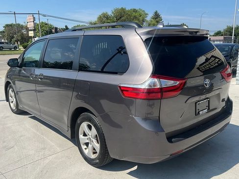 Used 2018 Toyota Sienna LE w/ Carpet Mat Package image 7