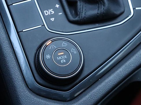 Used 2020 Volkswagen Tiguan SE w/ Panoramic Sunroof Package image 26