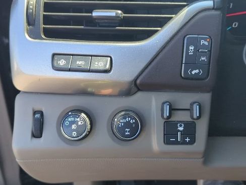 Used 2018 Chevrolet Suburban Premier AWD/4WD image 27