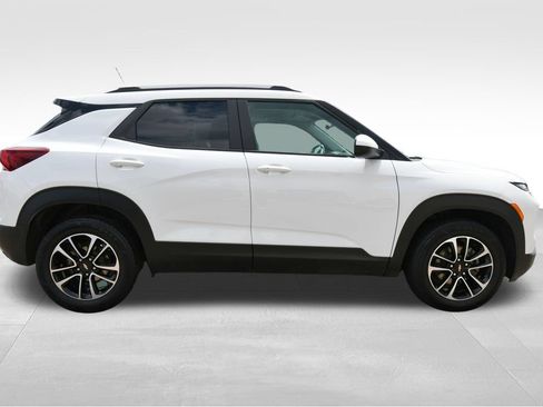 Used 2024 Chevrolet TrailBlazer LT w/ LT Cold Weather Package FWD image 9