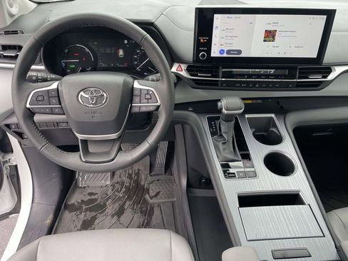 Used 2025 Toyota Sienna XLE image 24