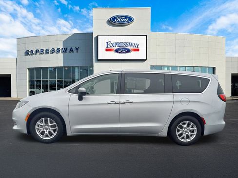 Used 2023 Chrysler Voyager LX image 9