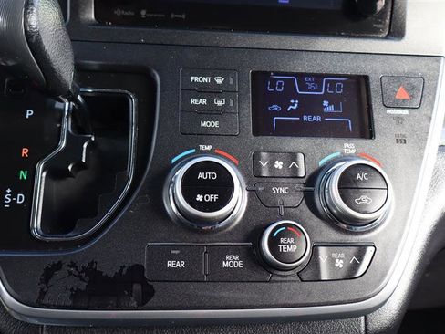 Used 2016 Toyota Sienna SE image 19