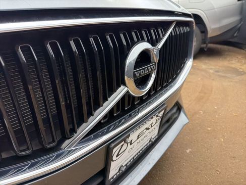Used 2020 Volvo XC60 T6 Momentum image 32