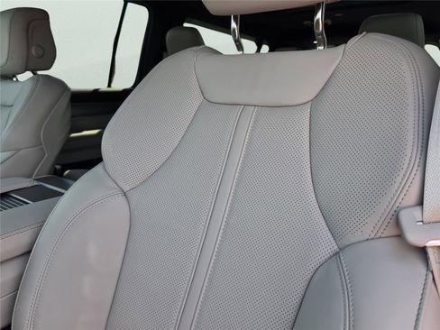 New 2026 Jeep Grand Wagoneer L 4WD w/ Premium Group I image 20