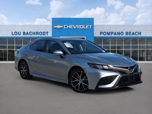 Used 2024 Toyota Camry SE FWD image 1