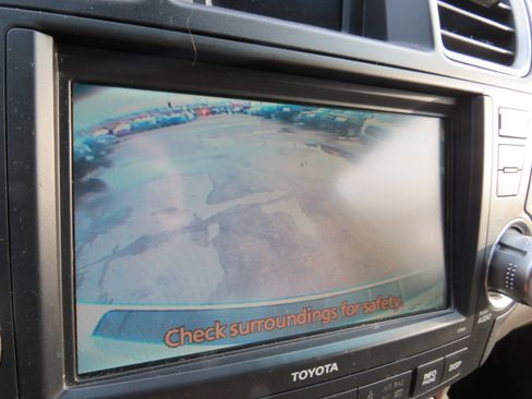 Used 2012 Toyota Highlander Limited w/ Tow Pkg image 17