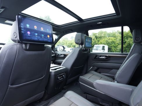 Used 2025 Chevrolet Tahoe High Country AWD/4WD image 11