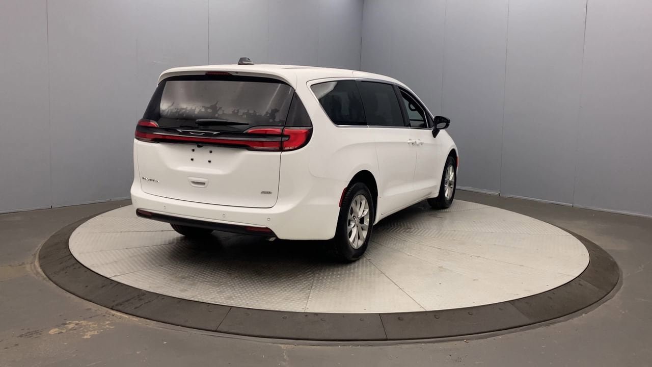 New 2027 Chrysler Pacifica Select w/ Family Tech Group AWD/4WD image 4
