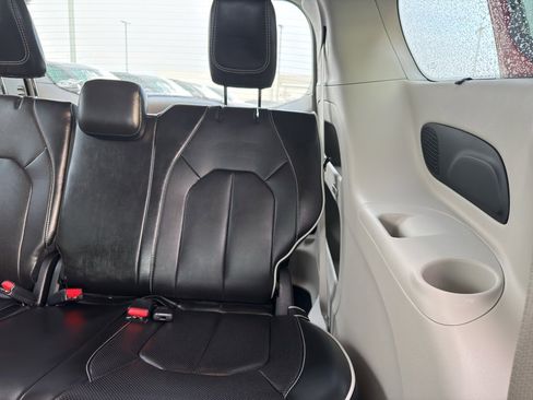 Used 2024 Chrysler Pacifica Limited image 35