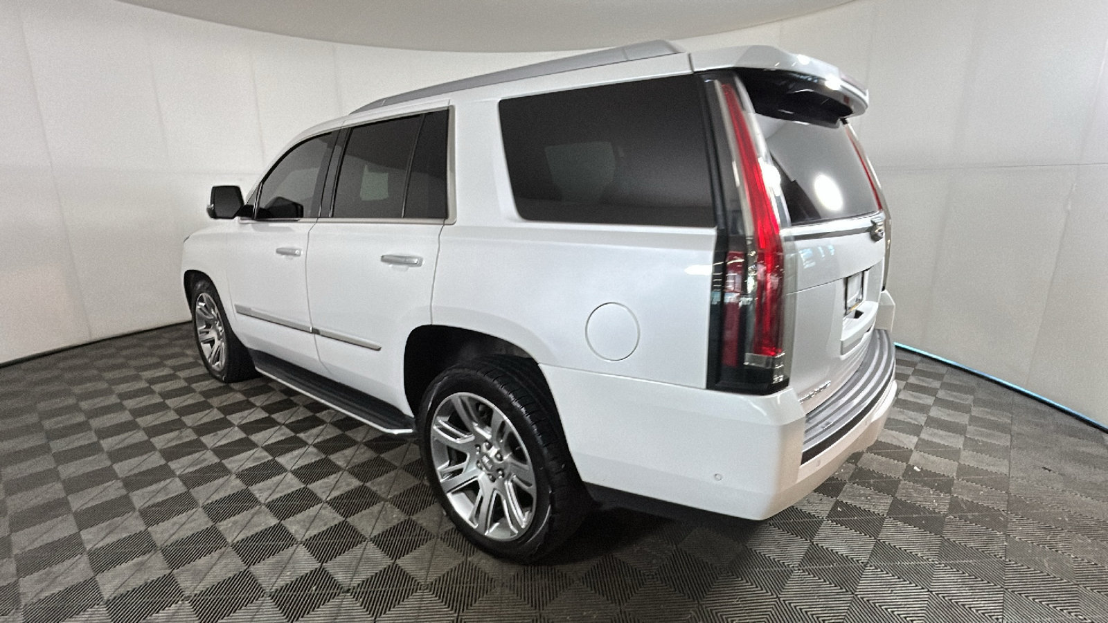 Used 2018 Cadillac Escalade Luxury AWD/4WD image 5