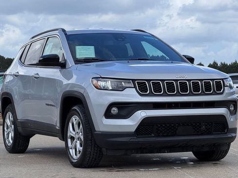 Used 2024 Jeep Compass Latitude image 8