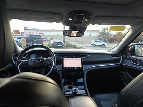 Used 2022 Jeep Grand Cherokee Limited image 15