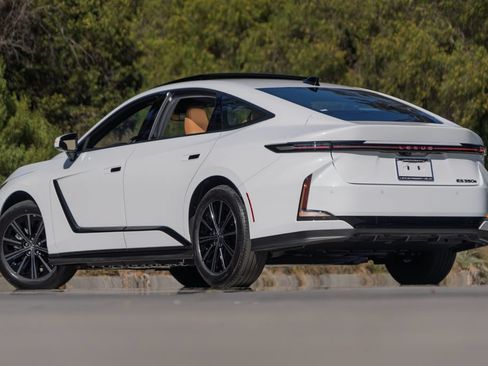 New 2026 Lexus ES 350e FWD image 2