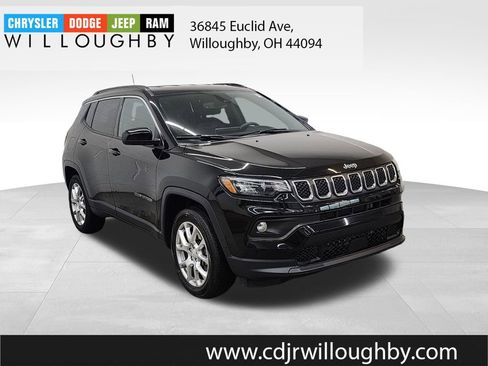 Used 2023 Jeep Compass Latitude AWD/4WD image 3