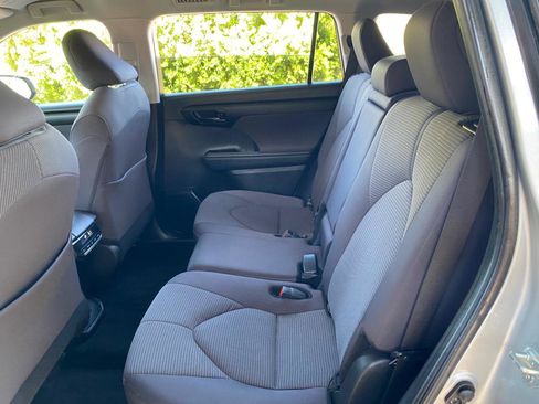 Used 2024 Toyota Highlander LE FWD image 33
