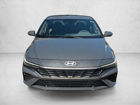 Used 2024 Hyundai Elantra SE FWD image 2