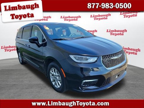 Used 2025 Chrysler Pacifica Select FWD image 1