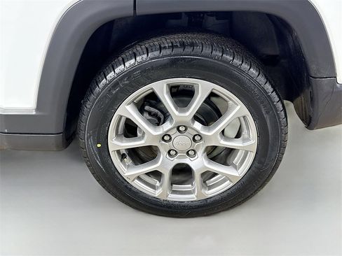 Used 2024 Jeep Compass Latitude image 29