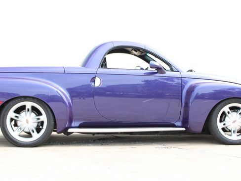 Used 2004 Chevrolet SSR w/ Preferred Equipment Group RWD image 19