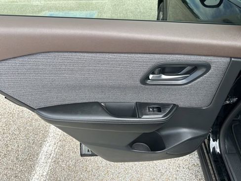 Used 2023 Nissan Rogue SV FWD image 34