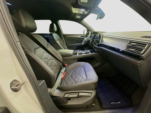 Used 2024 Volkswagen Atlas Cross Sport SE image 31