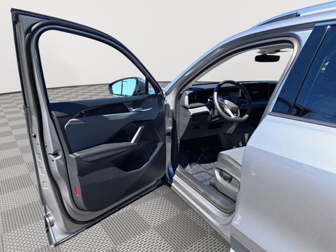 New 2025 Volkswagen Tiguan SE FWD image 11