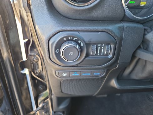 Used 2021 Jeep Wrangler Unlimited Sahara AWD/4WD image 30