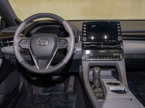 Used 2019 Toyota Avalon Limited image 2