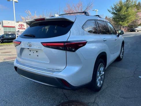 Used 2023 Toyota Highlander Limited image 4