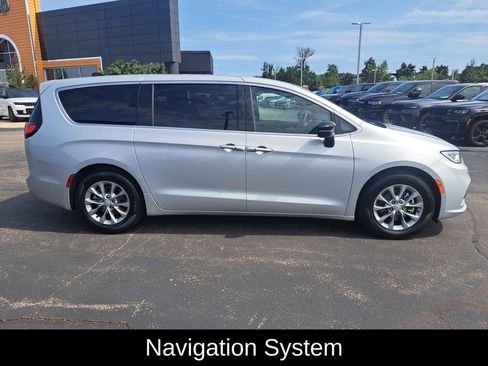 Used 2026 Chrysler Pacifica Limited FWD image 3