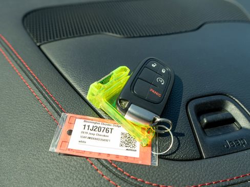 Used 2019 Jeep Cherokee Trailhawk w/ Cold Weather Group image 28