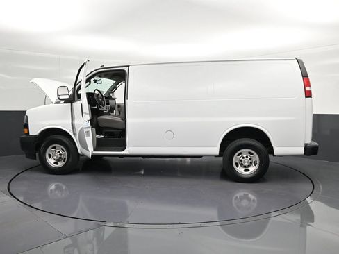 Used 2022 Chevrolet Express 3500 w/ Driver Convenience Package RWD image 28