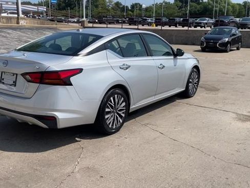 Used 2024 Nissan Altima 2.5 SV FWD image 8