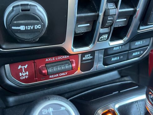 Certified 2025 Jeep Gladiator Mojave w/ Convenience Group image 31