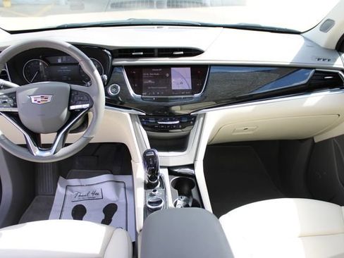 Certified 2025 Cadillac XT6 Premium Luxury AWD/4WD image 27