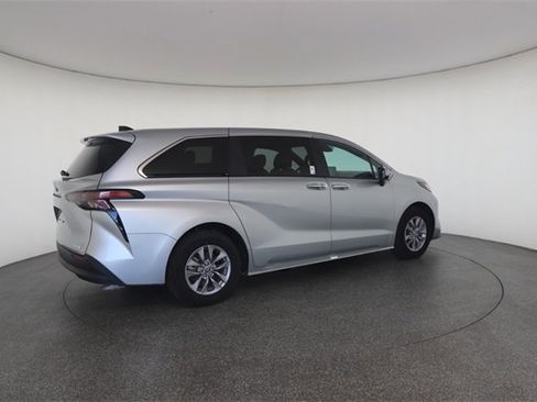 Used 2023 Toyota Sienna XLE image 20