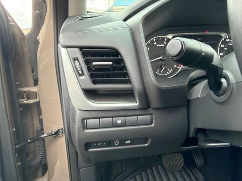 Used 2025 Nissan Rogue SV AWD/4WD image 19