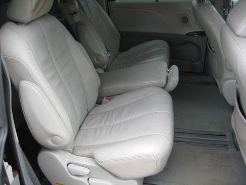 Used 2011 Toyota Sienna XLE w/ Premium Pkg FWD image 20