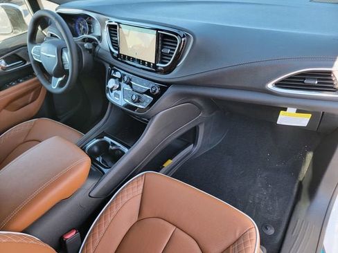 New 2026 Chrysler Pacifica Pinnacle AWD/4WD image 25