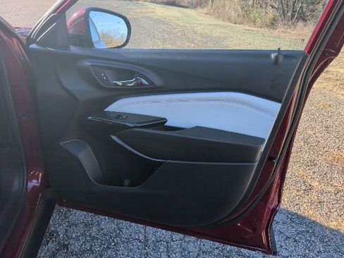 Certified 2025 Chevrolet Trax LT w/ Driver Confidence Package image 9