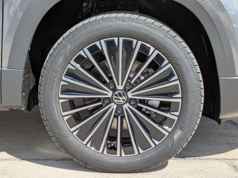 New 2026 Volkswagen Taos SE FWD image 11