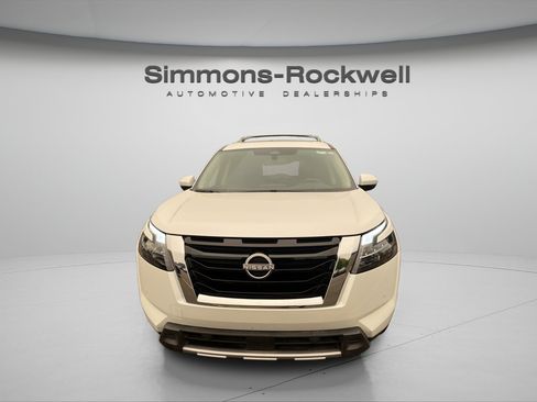 Used 2025 Nissan Pathfinder SL w/ SL Premium Package AWD/4WD image 8