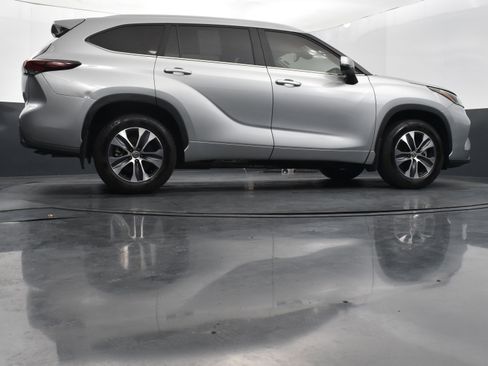 Used 2024 Toyota Highlander XLE image 40