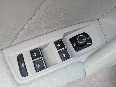Used 2022 Volkswagen Tiguan SE w/ Panoramic Sunroof Package FWD image 30